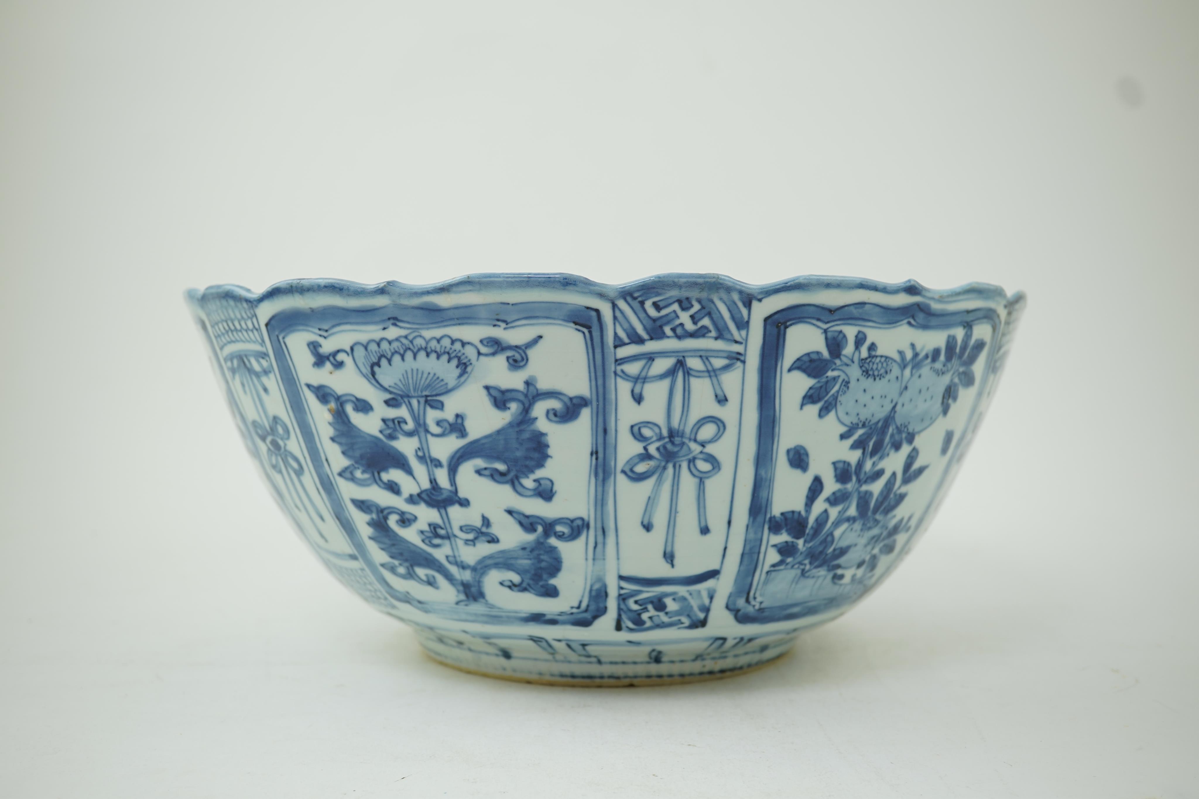 A large Chinese Ming blue and white ’kraak’ bowl, Wanli period (1572-1620)